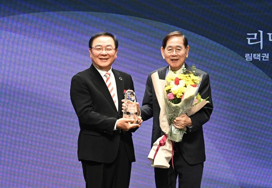 국독연 총회장 림택권 목사(오른쪽)가 2025 국민일보 선정 기독교브랜드 대상을 수상했다.