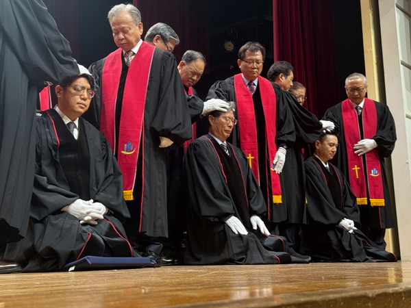 국제독립교회연합회 목사안수식에 함께하고 있는 이형노 목사(가운데)